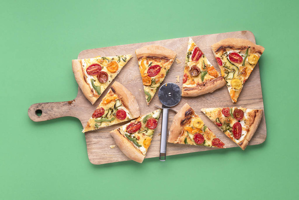 Tranches de pizza primavera sur une planche de bois. Cuisine italienne de printemps
 - Photo, image