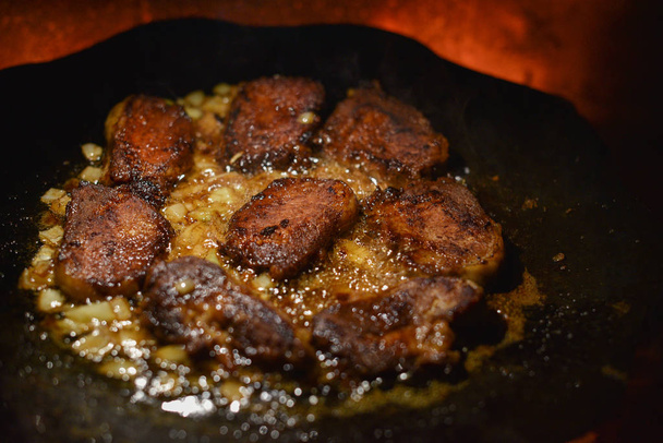 Cutlets pan gebakken in het vuur. pan is ook vlees aan het koken - Foto, afbeelding