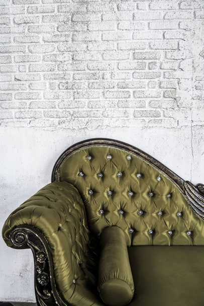sofá antigo no fundo da parede de tijolo
 - Foto, Imagem