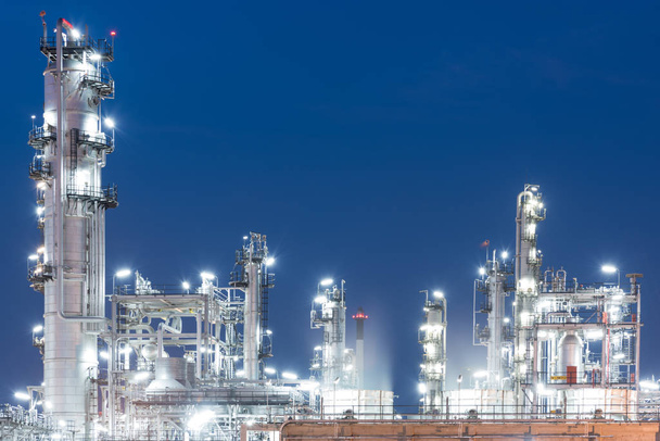 Továrna průmyslu rafinérie ropy při západu slunce, ropy, Petrochemické závody - Fotografie, Obrázek