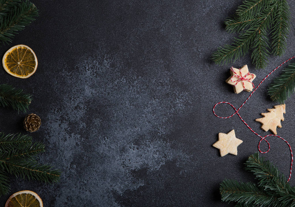 Composizione natalizia con biscotti, rami di albero di Natale e
  - Foto, immagini