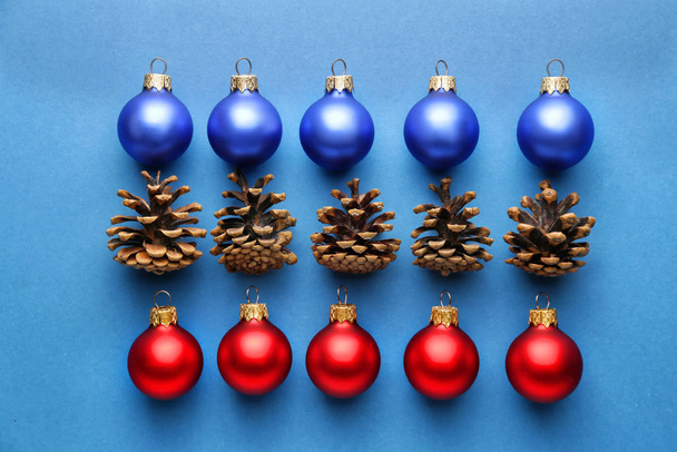 Piękne kulki świąteczne z szyszki na tle koloru - Zdjęcie, obraz