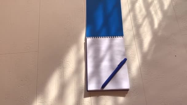 Kratzblock mit Stift auf weißem Hintergrund - Filmmaterial, Video