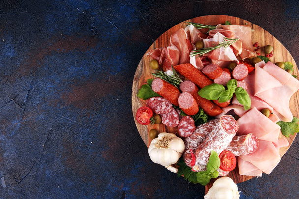 Δίσκος τροφίμων με νόστιμα σαλάμι, κομμάτια από φέτες prosciutto cru - Φωτογραφία, εικόνα