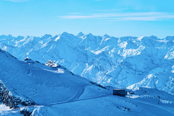 Avusturya 'daki Hintertux Buzulu' ndaki kablolu otomobil istasyonu - Fotoğraf, Görsel