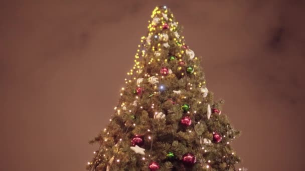 Karácsonyfa közelkép. Játékok és fények díszítik a karácsonyfát - Felvétel, videó