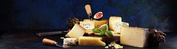 Diferentes tipos de queijo. Prato de queijo com queijo diferente
  - Foto, Imagem