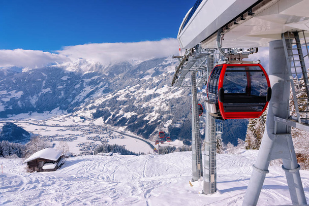 Zillertalスキーリゾートの赤いケーブルカー｜チロルオーストリア - 写真・画像
