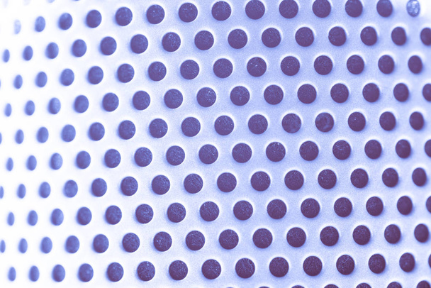 Lunares púrpura sobre un fondo blanco en perspectiva, perforado met
 - Foto, imagen