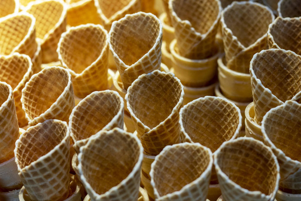Dondurma için boş şekerli waffle külahları. Birçok waffle fincanı kapanıyor.. - Fotoğraf, Görsel