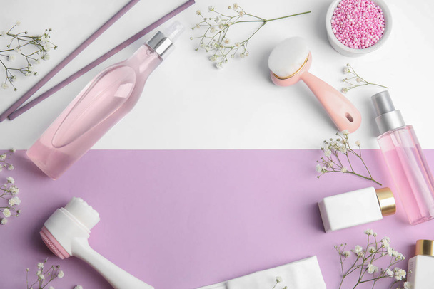 Flat lay composition with face cleansing brushes on color background. Cosmetic accessories - Foto, afbeelding
