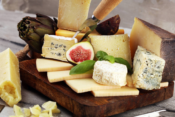 Différentes sortes de fromage. Plateau de fromage avec différents fromages
  - Photo, image