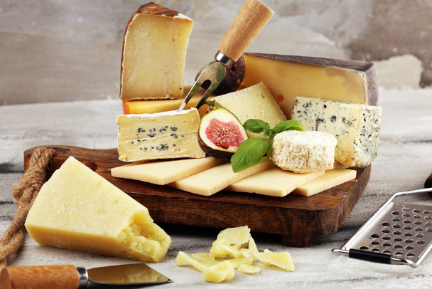 Différentes sortes de fromage. Plateau de fromage avec différents fromages
  - Photo, image