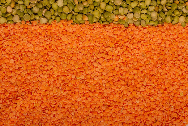 Textura de ervilhas verdes secas e lentilhas vermelhas cruas vista superior
 - Foto, Imagem