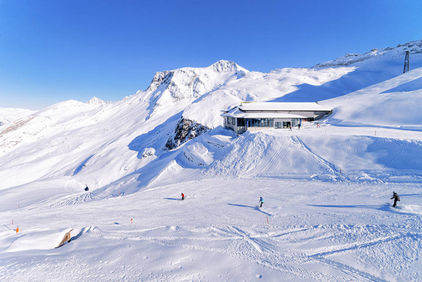 Narciarze i snowboardziści Stacja kolejki linowej na lodowcu Hintertux - Zdjęcie, obraz