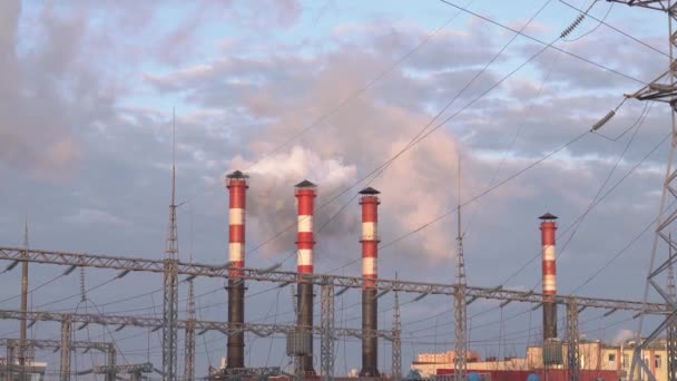工場のパイプから蒸気が空気を汚染する - 映像、動画
