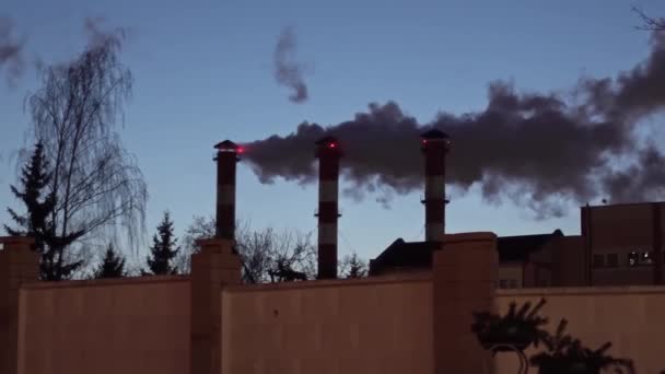 Pára z potrubí továren znečišťuje vzduch - Záběry, video