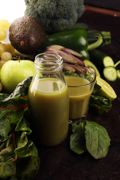 Smoothie vert sain et ingrédients - désintoxication et régime alimentaire pour guérir
 - Photo, image