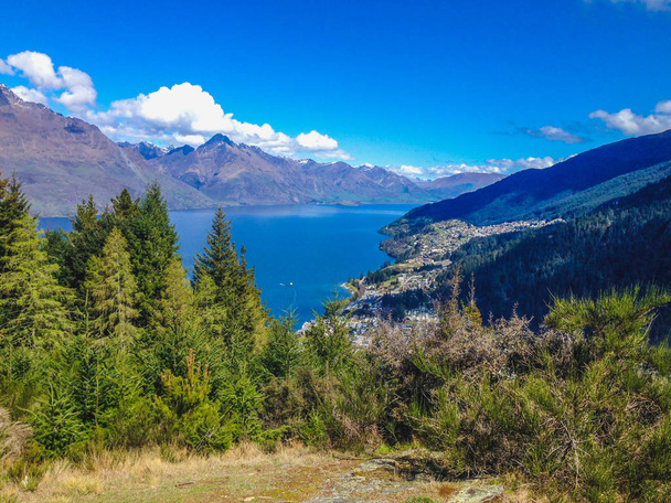 Uitzicht op de bergketen Remarkables en het Wakatipu meer in Queenstown, South Island, Nieuw-Zeeland - Foto, afbeelding