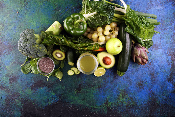 Здоровый зеленый смузи и ингредиенты - детоксикация и диета для исцеления
 - Фото, изображение