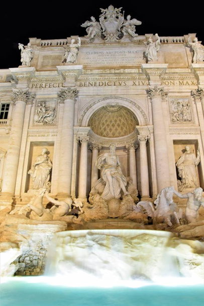 La fontaine de Trevi à Rome
 - Photo, image
