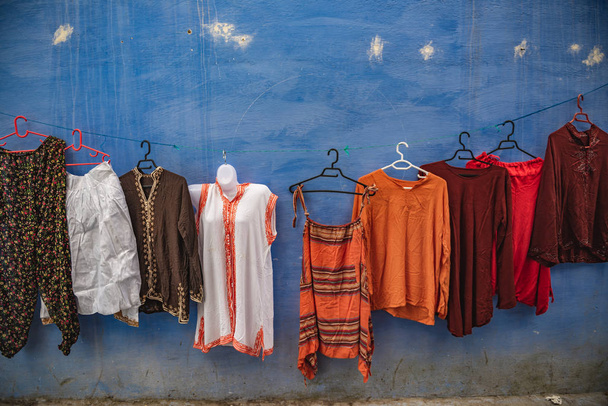 Des vêtements marocains accrochés à un mur à Chefchaouen
 - Photo, image