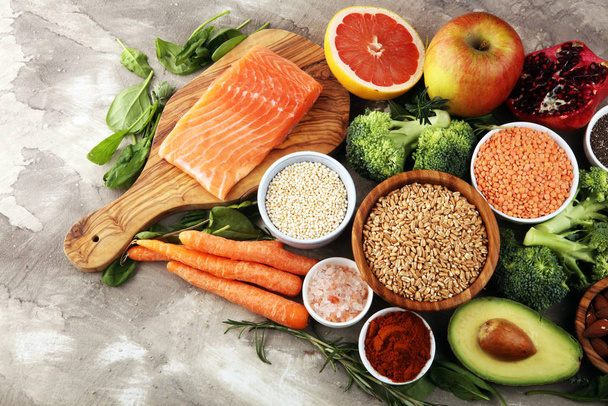 Auswahl an gesunden Lebensmitteln: Fisch, Obst, Gemüse, Cer - Foto, Bild