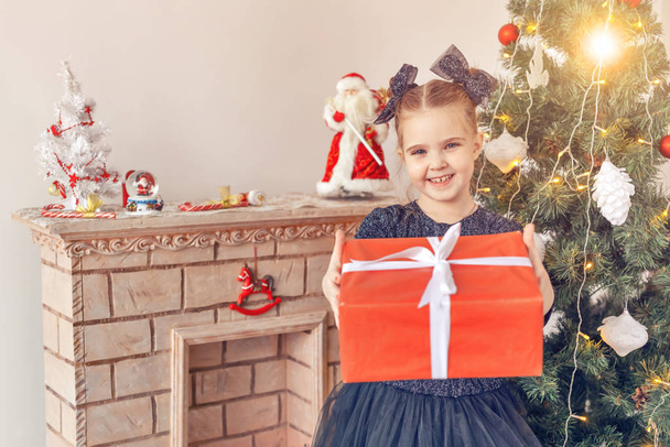 Férias e conceito de infância - Retrato de pequena menina bonito feliz com presente de Natal
 - Foto, Imagem