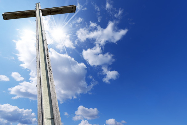 хрест на фоні блакитного неба
 - Фото, зображення