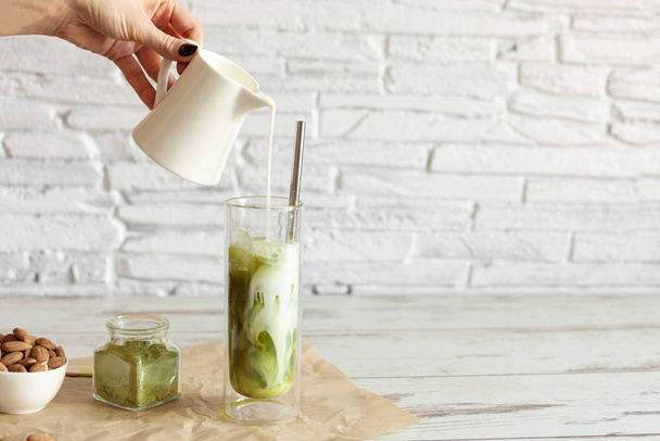 Latte glacée au thé vert matcha avec lait d'amande sur fond clair
. - Photo, image