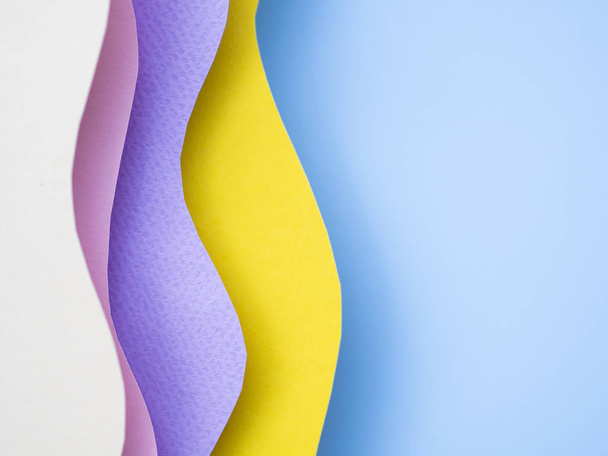 Ploché ležel abstraktní tvary barevné pastelový papír trendy pozadí - Fotografie, Obrázek