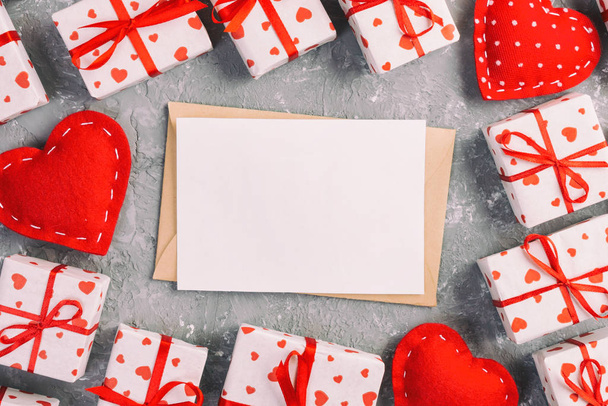 Zarf posta gri çimento arka plan üzerinde kırmızı kalp ve hediye kutulu. Sevgililer günü kartı, aşk veya kavramı tebrik düğün - Fotoğraf, Görsel