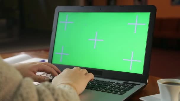 Жіночі руки друкуються на комп'ютерній клавіатурі в офісі
 - Кадри, відео