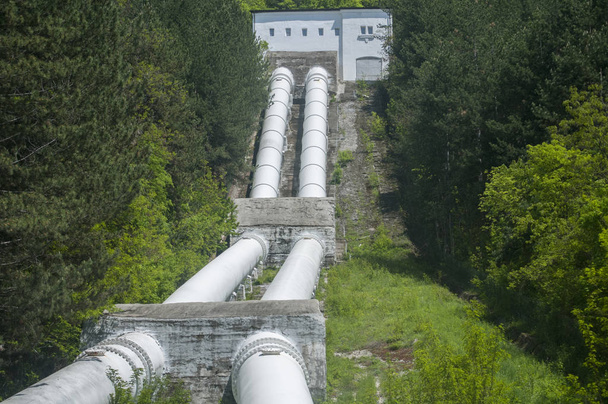 Tuyaux d'eau métalliques de la centrale hydroélectrique - Photo, image