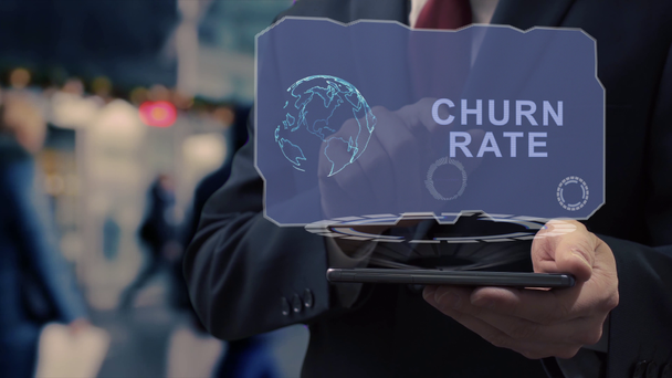 Biznesmen używa hologramu Churn rate - Materiał filmowy, wideo