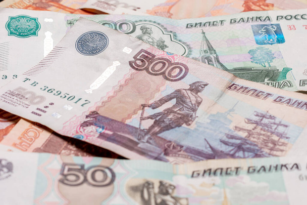 Struktura bankovek v nominálních hodnotách 5000, 1000, 500 a 50 ruských rublů. - Fotografie, Obrázek