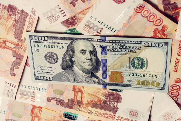 Cent dollars américains sur le fond de 5000 roubles russes
. - Photo, image