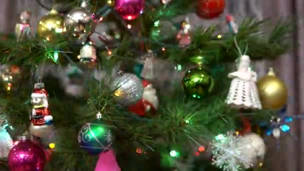 Versierde kerstboom close-up. Kerstvakantie. Kerstboom versierd met kerstspeelgoed en verlichting. - Video