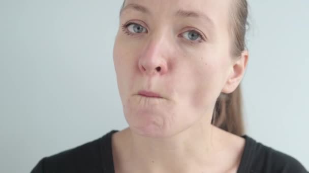 Onnellinen nainen maalasi huulensa huulipunalla
 - Materiaali, video