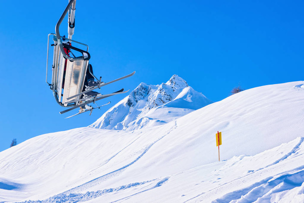Esquiadores en telesillas en el glaciar Hintertux de Austria
 - Foto, Imagen