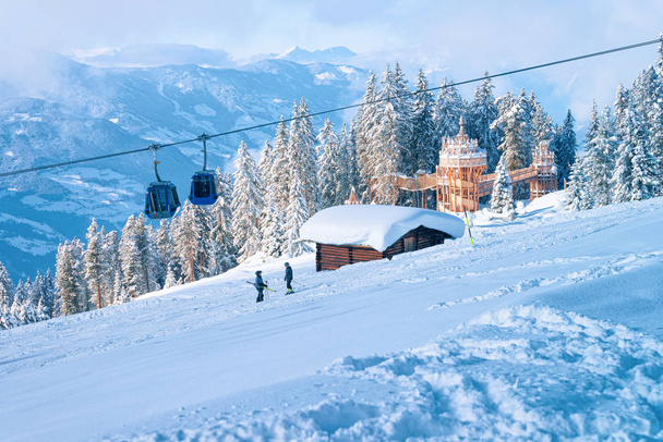 Zillertal kayak merkezi Tyrol Avusturya 'da teleferik ve dağ evi. - Fotoğraf, Görsel