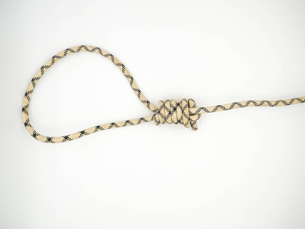 Lano pro šibenice s Hangmanem a zavěšením uzlů izolované na bílém pozadí - Fotografie, Obrázek