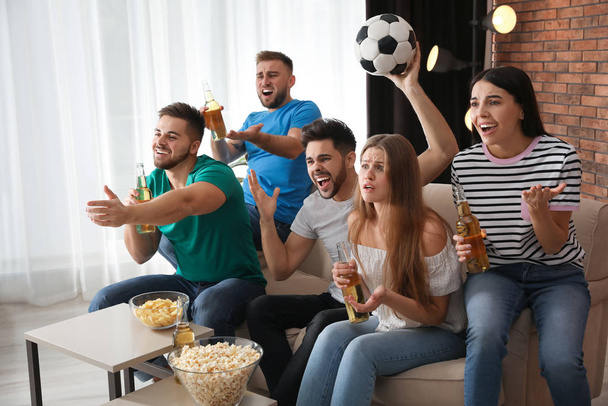 Skupina přátel sledujících fotbal doma - Fotografie, Obrázek