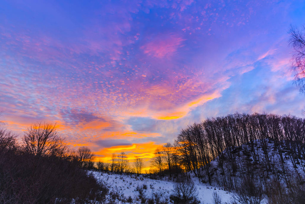 Montanhas nevadas de inverno com céu colorido ao pôr do sol
 - Foto, Imagem