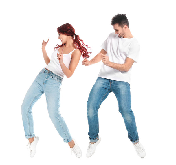 Szép fiatal pár táncol fehér háttér - Fotó, kép