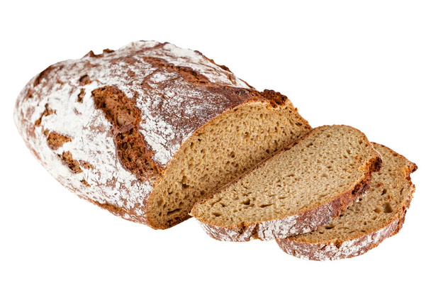 Çavdar ekmeği yarım ve iki dilim izole edilmiş.  - Fotoğraf, Görsel