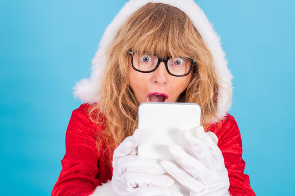 santa claus woman with mobile phone isolated on color background - Foto, afbeelding