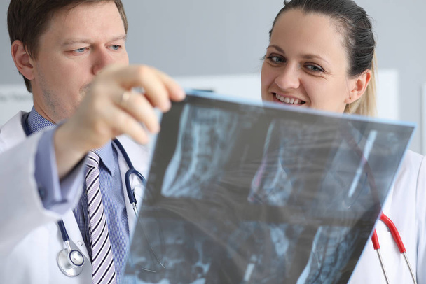 Doctors examining x-ray vertebra - Valokuva, kuva