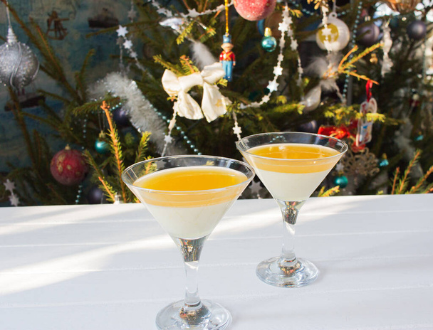 Christmas italian dessert tangerine panna cotta martini glass. - Фото, зображення
