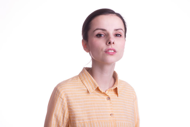 piękna emocjonalna dziewczyna w żółtej koszuli na białym tle - Zdjęcie, obraz